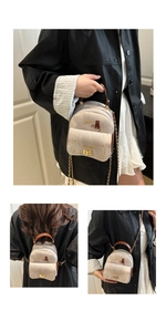 Vues détaillées d'un mini sac à dos chat avec bretelles en chaîne et fermoir doré