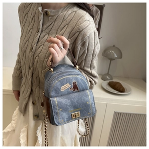 Mini sac à dos en denim bleu avec écusson chat mignon et détails de chaîne dorée