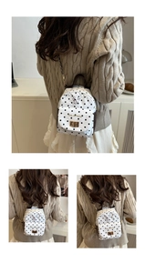Détail du mini sac à dos blanc à pois avec imprimé chaton et bandoulière chaîne