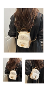 Détail du motif à pois et du logo chat sur un mini sac à dos crème avec bandoulière
