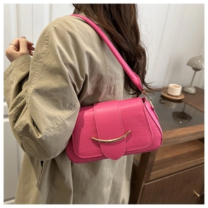 Sac sous le bras rose à motif crocodile avec boucle dorée en forme de croissant