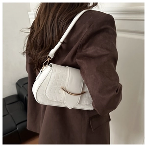 Détail du sac à bandoulière blanc texture crocodile avec boucle en métal doré