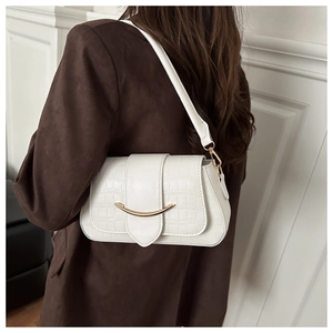 Vue détaillée du sac à bandoulière blanc à motif crocodile avec boucle métallique dorée