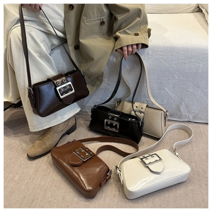 Détails montrant divers coloris de sacs baguette vintage en simili cuir brillant avec boucles