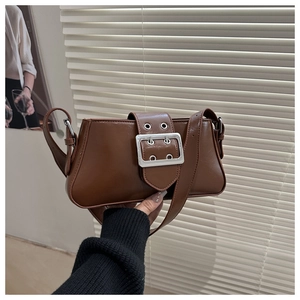 Détail du sac sous le bras en cuir marron brillant avec boucle carrée en argent massif