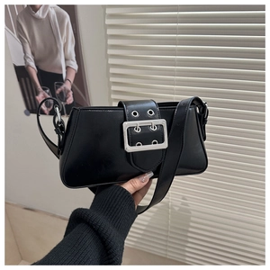 Détail du sac baguette noir en cuir PU brillant avec décoration de boucle de ceinture argent
