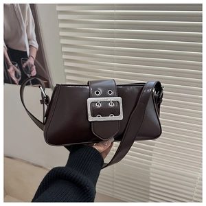 Vue détaillée d'un sac à bandoulière marron foncé avec boucle argentée et sangle en cuir