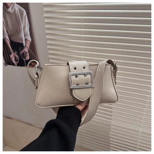 Détail du sac à bandoulière en cuir PU beige avec sangle ceinture et boucle argentée
