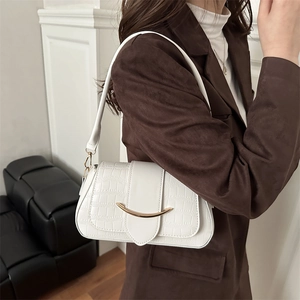 Sac à bandoulière blanc pour femme avec motif crocodile et boucle dorée en croissant