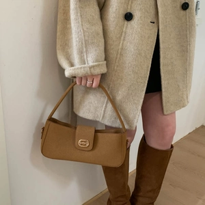 Bolso de hombro de gamuza marrón con hebilla dorada y diseño retro minimalista