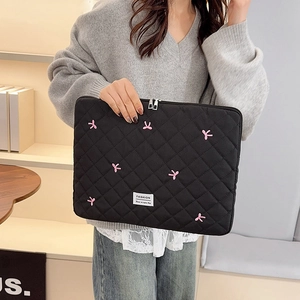 Custodia nera trapuntata per laptop con ricamo a coniglietto rosa ed etichetta moda