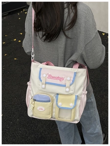 Détail du sac seau style collège avec design color-block multi-poches et bandoulière rose