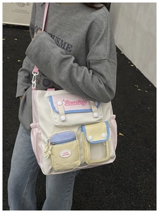 Détail du sac bandoulière en nylon bicolore avec plusieurs poches et sangle ajustable