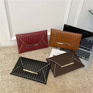 Pochettes enveloppes tissées minimalistes en quatre couleurs avec détails dorés élégants