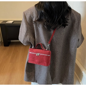 Modische rote Wildleder-Box-Tasche mit Herz-Reißverschluss über grauem Blazer