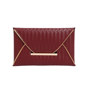 Pochette enveloppe tressée rouge vin élégante avec bordure dorée pour femmes