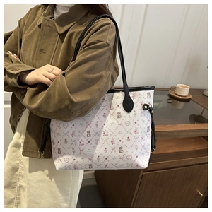 Photo de style de vie du grand sac fourre-tout à motifs de dessins animés colorés