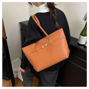 Dettaglio borsa shopper in pelle caramello con spalline lunghe e chiusura a girello