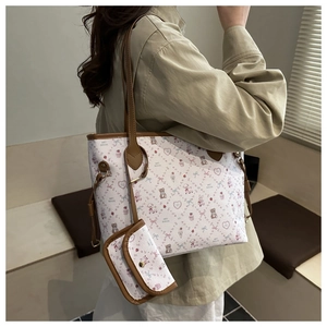 Détail de l'ensemble sac fourre-tout blanc imprimé avec anses marron et ours