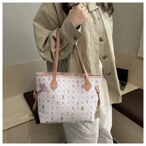 Détail du sac cabas blanc avec motifs d'ours roses et anses en cuir élégantes