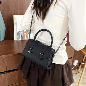 Sac bandoulière minimaliste en cuir noir mat avec deux sangles à boucles verticales