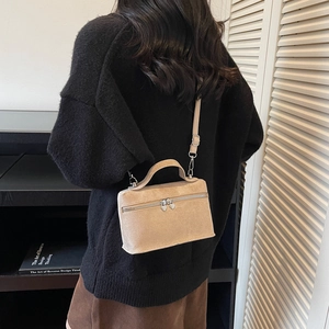 Sac à main boîte en daim beige minimaliste avec fermeture éclair cœur porté à l'épaule