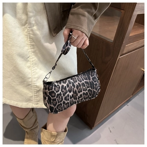 Detailansicht der Baguette-Tasche mit Leopardenmuster und silbernem Reißverschluss