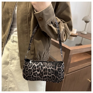 Detail der Baguette-Schultertasche mit Leopardenmuster und silbernen Metallringen