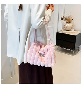 Détail du sac à bandoulière en fausse fourrure rose avec nœud en métal et matelassage