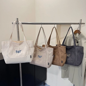Grands sacs cabas en toile en quatre couleurs neutres avec logo brodé