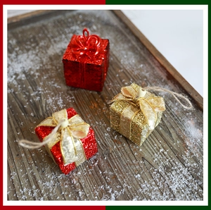 Detailansicht der Schaumstoff-Weihnachtsgeschenkboxen mit Glitzer und Aufhängeseilen