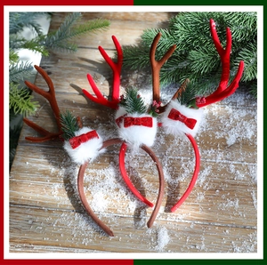Trois serre-têtes de renne de Noël avec base en peluche et paillettes sur bois