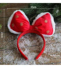 Détail du serre-tête nœud de Noël en velours rouge avec flocons dorés et taille 23cm