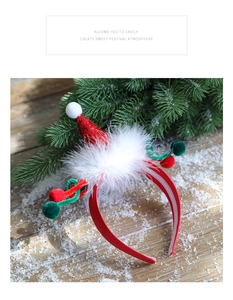 Détail du serre-tête bonnet de Noël à paillettes rouges avec pompons colorés