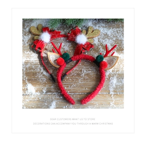 Détail de serre-têtes de Noël renne avec bois rouges et nœuds festifs sur bois naturel