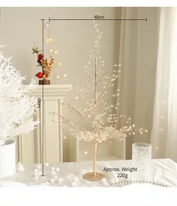 Détail de l'arbre décoratif doré de 60cm avec feuilles de perles et décor de fête chic