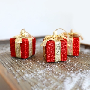 Set mit drei glitzernden roten und goldenen Weihnachtsschmuck-Geschenkboxen