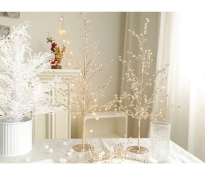 Détail de sapins de Noël en perles dorées et décor de sapin de cèdre floqué blanc pur