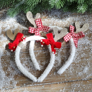 Set de trois serre-têtes de Noël avec bois de renne et nœuds festifs dans un décor de neige