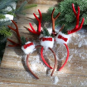 Serre-têtes bois de cerf de Noël avec nœuds rouges et boules de neige sur bois