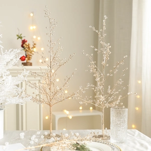 Décorations de branches d'arbre de Noël en perles dorées pour une table d'hiver élégante