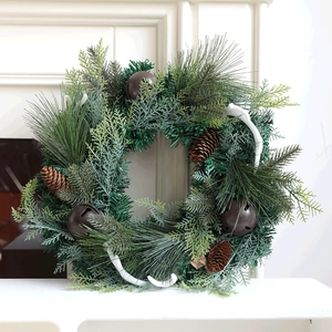 Ghirlanda di Natale Artificiale Con Pigne Naturali Campane di Metallo Decorazione Corna per Porta D'Ingresso Casa Parete Natale