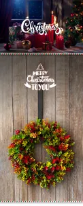 Close-up van kleurrijke eucalyptus krans op houten wand met decoratief zwart lint