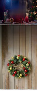 Gros plan d'une couronne de Noël avec aiguilles de pin, boules rouges et signe doré