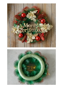 Détail d'une couronne de Noël avec aiguilles de pin, fleurs dorées et signe Merry Christmas