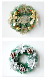Détails de couronnes de Noël avec signe doré Merry Christmas et pommes de pin enneigées