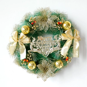 Couronne de Noël artificielle avec aiguilles de pin, ornements dorés et texte festif