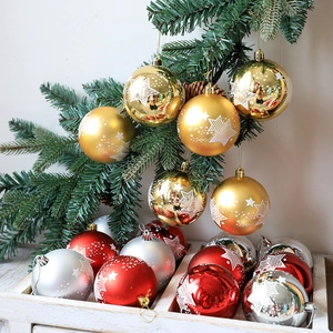 Palle di Natale da 6 cm dipinte in rosso, oro e argento con motivi di stelle bianche
