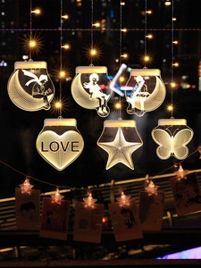 Détail de guirlande LED avec pendentifs 3D en acrylique et clips pour photos