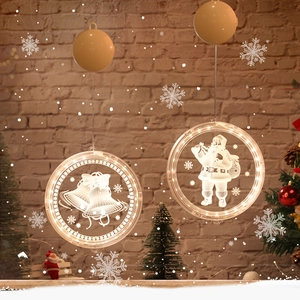Détail de la suspension LED de Noël avec motifs de Père Noël et cloche blanc chaud